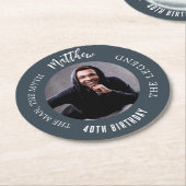 男の神話の伝説フォトチャコールグレーの誕生日パーティー ラウンドペーパーコースター (アングル)