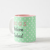 男の緑のマグの前の犬 ツートーンマグカップ (正面左)