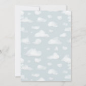 男の赤ちゃんかわいい青い飛行機の旅行ベビーシャワー 招待状 (裏面)