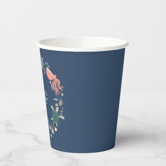 男の赤ちゃんかわいい1stブルーウォーターの色の下の海 紙コップ (左)