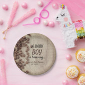 男の赤ちゃんがコーヒーの赤ん素朴坊のシャワーを浴びている ペーパープレート (パーティー)