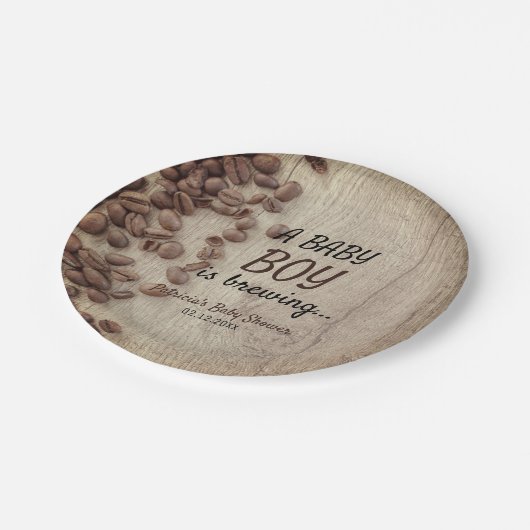 男の赤ちゃんがコーヒーの赤ん素朴坊のシャワーを浴びている ペーパープレート (アングル)