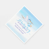 男の赤ちゃんが青いナプキンを持って行く スタンダードランチョンナプキン (角)