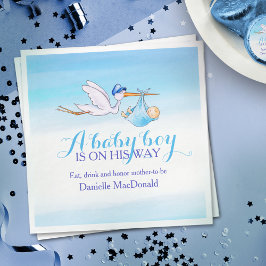 男の赤ちゃんが青いナプキンを持って行く スタンダードランチョンナプキン