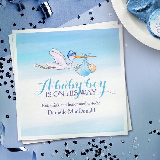 男の赤ちゃんが青いナプキンを持って行く スタンダードランチョンナプキン