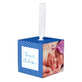 男の赤ちゃんと生まれたばかりの誕生の状態と写真 キューブオーナメント (正面アングル)