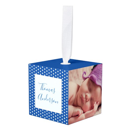 男の赤ちゃんと生まれたばかりの誕生の状態と写真 キューブオーナメント