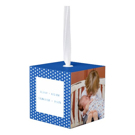 男の赤ちゃんと生まれたばかりの誕生の状態と写真 キューブオーナメント (裏面アングル)