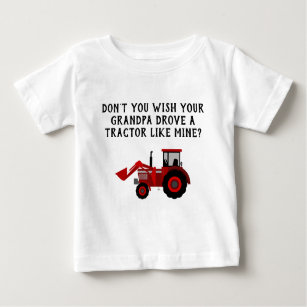 男の赤ちゃんのおもしろいな赤いトラクターの祖父 ベビーTシャツ