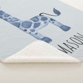 男の赤ちゃんのかわいいブルーサファリキリン&ネーム シェルパブランケット (3/4)