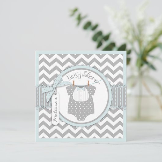 男の赤ちゃんのちょうネクタイのシェブロンのプリントのベビーシャワー 招待状 (スタンド正面)