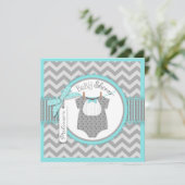 男の赤ちゃんのちょうネクタイのシェブロンのプリントのベビーシャワー 招待状 (スタンド正面)