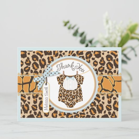 男の赤ちゃんのちょうネクタイのチータのプリントは感謝していしています サンキューカード (スタンド正面)