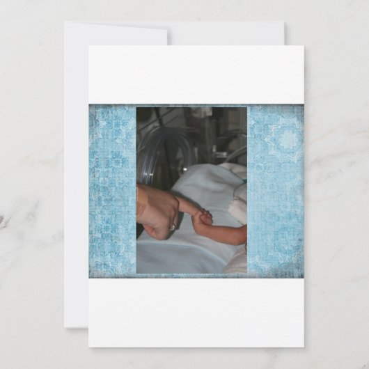 男の赤ちゃんのトリオの写真の誕生の発表 案内状 (裏面)