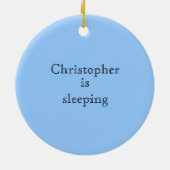 男の赤ちゃんのドア・ハンガーは名前を個人化します セラミックオーナメント (裏面)