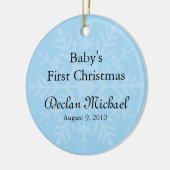 男の赤ちゃんの初めてのクリスマス – ブルースノーフレーク セラミックオーナメント (左)