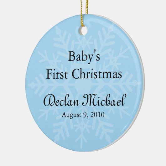 男の赤ちゃんの初めてのクリスマス – ブルースノーフレーク セラミックオーナメント (左)