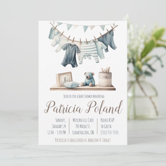 男の赤ちゃんの服を着たClotheslineベビーシャワー 招待状 (スタンド正面)