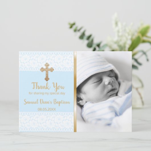 男の赤ちゃんの洗礼はカスタムな写真の金ゴールドの十字感謝していしています サンキューカード (スタンド正面)