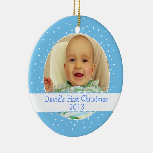 男の赤ちゃんの第1クリスマスの青い円形の写真のオーナメント セラミックオーナメント (右)