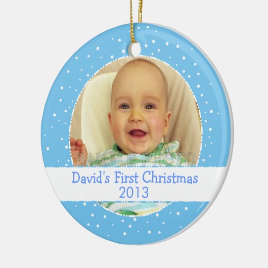 男の赤ちゃんの第1クリスマスの青い円形の写真のオーナメント セラミックオーナメント (左)