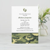 男の赤ちゃんの緑のカムフラージュのシャワーは足の迷彩柄を誘います 招待状 (スタンド正面)