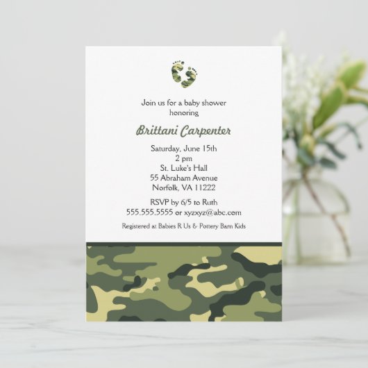 男の赤ちゃんの緑のカムフラージュのシャワーは足の迷彩柄を誘います 招待状 (スタンド正面)