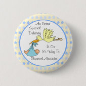 男の赤ちゃんの速達のこうのとりのベビーシャワーの好意 缶バッジ (正面)