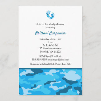 男の赤ちゃんの青いカムフラージュのシャワーは足の迷彩柄を誘います 招待状