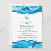 男の赤ちゃんの青いカムフラージュのシャワーは足の迷彩柄を誘います 招待状 (正面)