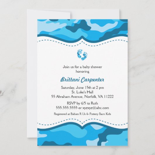 男の赤ちゃんの青いカムフラージュのシャワーは足の迷彩柄を誘います 招待状 (正面)