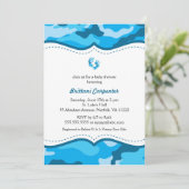 男の赤ちゃんの青いカムフラージュのシャワーは足の迷彩柄を誘います 招待状 (スタンド正面)