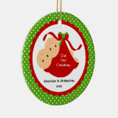 男の赤ちゃんはベビーの初めてのクリスマスのオーナメントを結び付けます セラミックオーナメント (右)