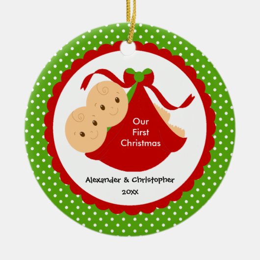 男の赤ちゃんはベビーの初めてのクリスマスのオーナメントを結び付けます セラミックオーナメント (正面)