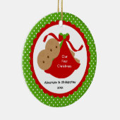 男の赤ちゃんはベビーの初めてのクリスマスのオーナメントを結び付けます セラミックオーナメント (右)