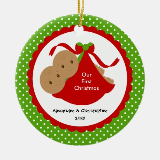 男の赤ちゃんはベビーの初めてのクリスマスのオーナメントを結び付けます セラミックオーナメント (正面)