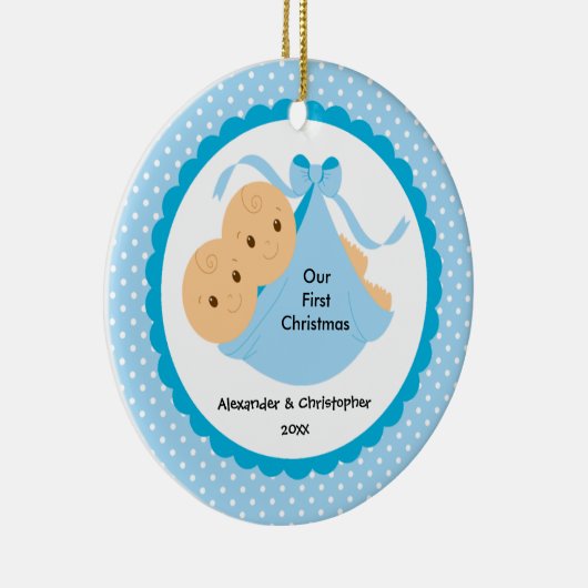 男の赤ちゃんはベビーの初めてのクリスマスのオーナメントを結び付けます セラミックオーナメント (右)