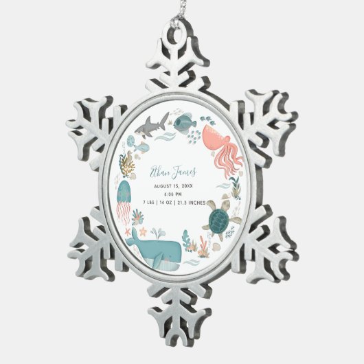 男の赤ちゃんアンダーザシー誕生統計キープサケ スノーフレークピューターオーナメント (右)