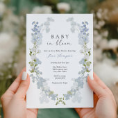 男の赤ちゃんイン開花ブルーフラワーベビーシャワー 招待状