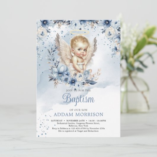 男の赤ちゃんエンジェルと埃っぽいブルーフローラリース 招待状 (スタンド正面)
