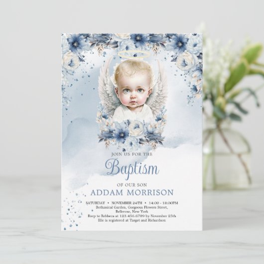男の赤ちゃんエンジェルと埃っぽいブルーフローラリース 招待状 (スタンド正面)