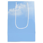 男の赤ちゃんオン物干し中抱き枕 ミディアムペーパーバッグ (裏面)