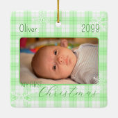 男の赤ちゃんグリーンプレイドスノーフレーク初めてのクリスマス セラミックオーナメント (裏面)