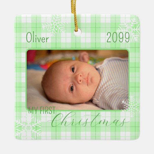 男の赤ちゃんグリーンプレイドスノーフレーク初めてのクリスマス セラミックオーナメント (正面)
