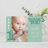 男の赤ちゃんグリーン1歳の誕生日ありがとうフォトカード サンキューカード (スタンド正面)
