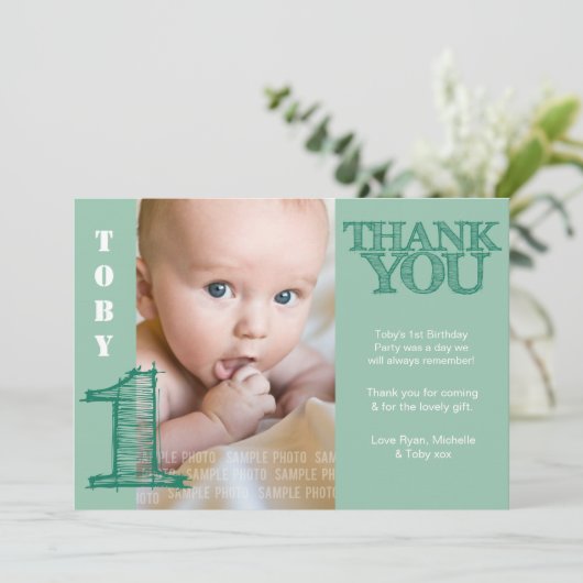 男の赤ちゃんグリーン1歳の誕生日ありがとうフォトカード サンキューカード (スタンド正面)