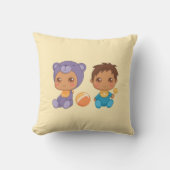 男の赤ちゃんツインズパープルベアージャンプスーツオンイエロースロホテル クッション (正面)