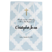 男の赤ちゃんパーソナライズされたバプテスブルー金ゴールドクロス ミディアムペーパーバッグ (裏面)