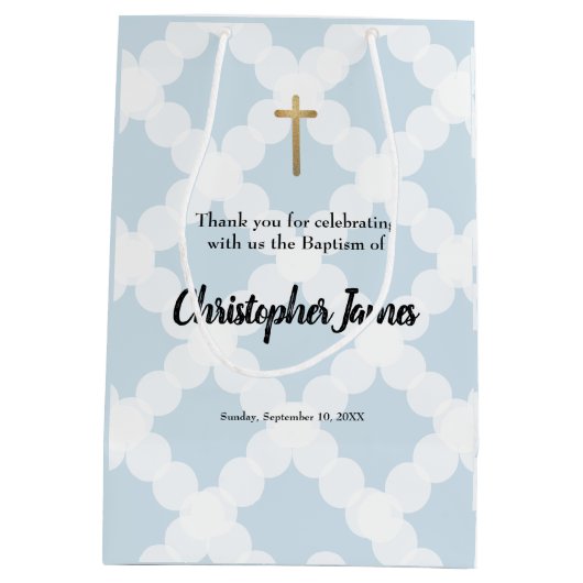 男の赤ちゃんパーソナライズされたバプテスブルー金ゴールドクロス ミディアムペーパーバッグ (裏面)