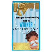 男の赤ちゃんブルーと金ゴールドバビシャワーゲーム賞品 スモールペーパーバッグ (正面)